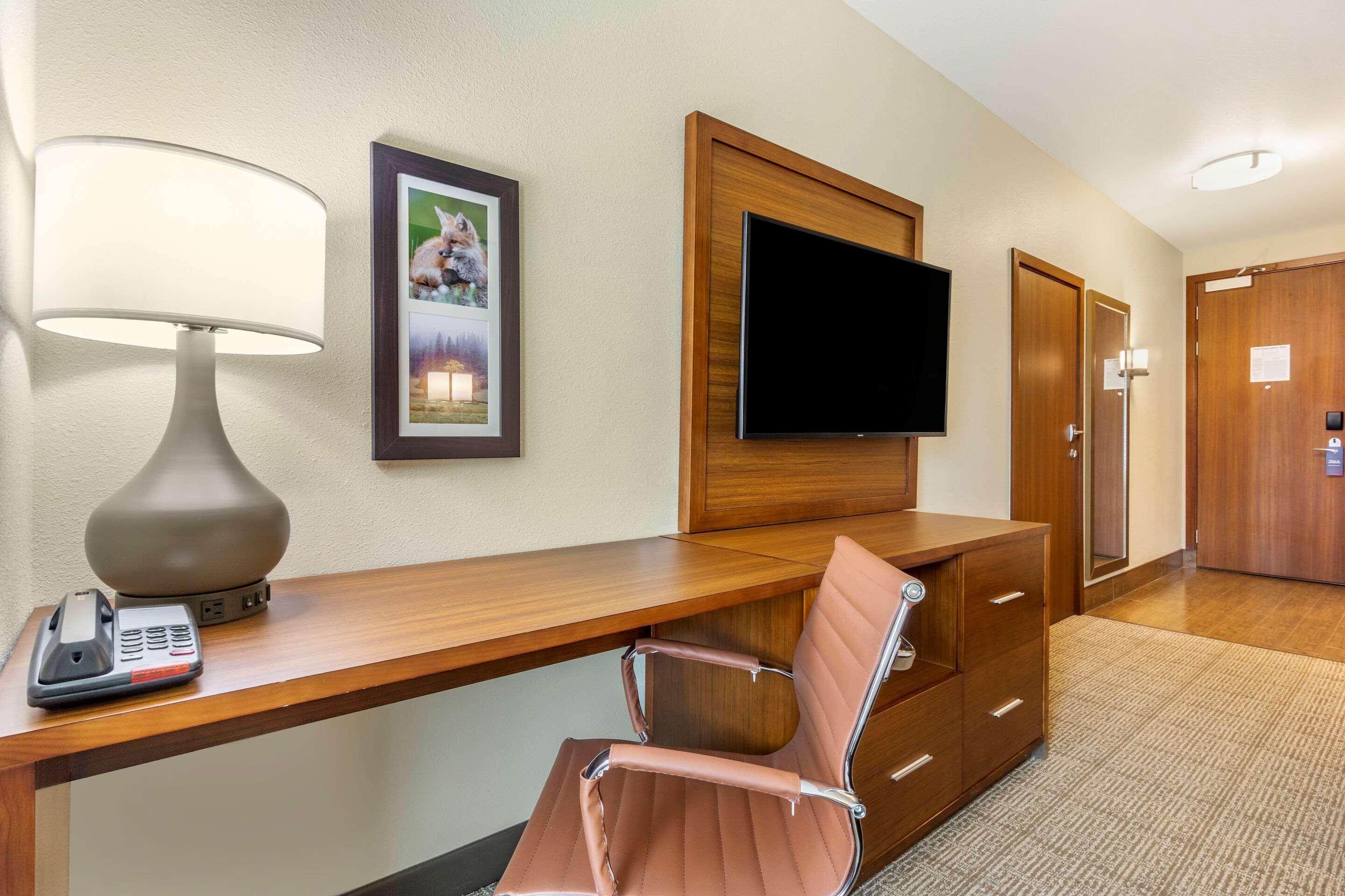 Comfort Inn & Suites Lakewood By Jblm Extérieur photo